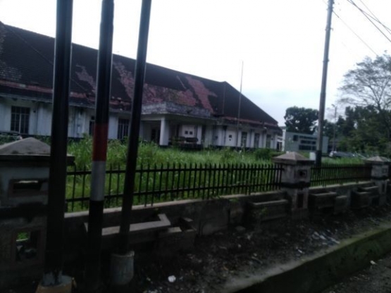 Halaman Depan Rumah Sakit ditumbuhi ilalang (Dokpri 19 November 2019)