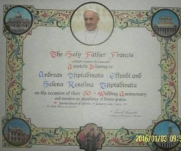 ket.foto:Sertifikat Golden Anniversary dari Paus Francis,untuk kami berdua/dokumentasi pribadi