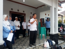 Kepala sekolah saat memberikan pengarahan sekaligus menyerahkan peserta Live In kepada orangtua asuh. Dokumen penulis.