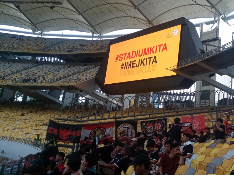 Beberapa kelompok suporter timnas mulai memasang atribut bendera di pagar tribun. (Foto: M. Hafizhuddin)