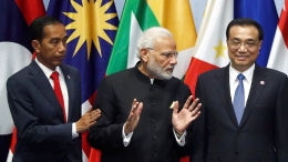 Narendra Modi (tengah) masih galau soal pembebasan tarif impor ke negaranya. Jika Ia menyetujui, maka barang murah asal Tiongkok dipastikan akan menyerbu India. Sumber : Nikkei Asian Review