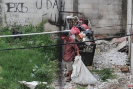 setiap hari tumpukan sampah Jakarta menyumbang berton - ton sampah yang belum sempat terdaur ulang (dokpri)