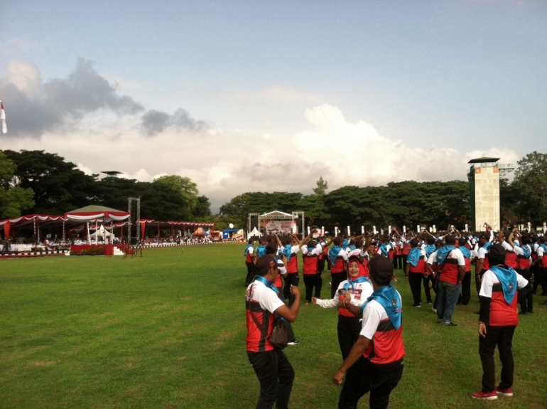 Kader Pemuda PMK merayakan upacara puncak Ekspedisi Bakti Pemuda PMK 2019