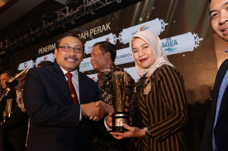 Pelindo III Menerima Penghargaan dari Kepala BSN Bambang Prasetya