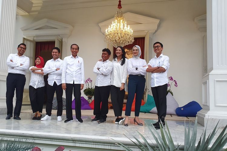 Presiden Joko Widodo memperkenalkan 7 orang yang menjadi staf khususnya. Pengumuman itu dilakukan di beranda Istana Merdeka, Jakarta, Kamis (12/11/19). Sumber: Kompas.com