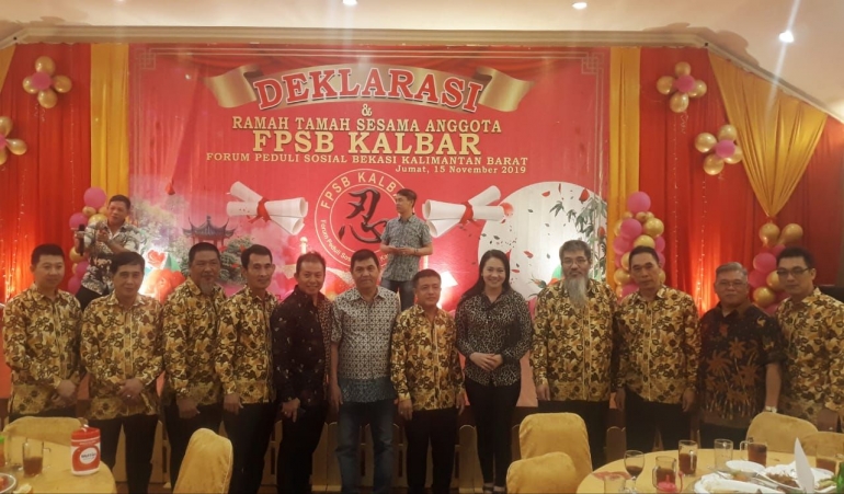 Kebersamaan Pengurus FPSB Kalbar bersama Anggota DPRD Kota Singkawang Susi Wu (kelima kanan) dan Ketua Fogoromas Jakarta Budianto (tengah) saat acara Deklarasi dan Ramah Tamah FPSB Kalbar di Raja Kuring Restaurant Jakarta, Jumat (15/11/2019)/Foto: Ist
