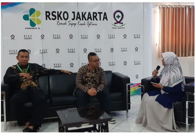 Deskripsi : Talkshow dengan tema 'Menulis di Era Digital' yg diawali dari pemikiran Ketua Komite Keperawatan RSKO Jakarta, Arief Hidayat, (kiri) I Sumber Foto : dokpri