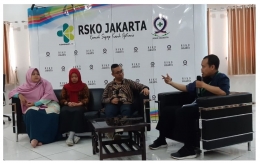 Deskripsi : Moderator Anung menanyakan apa keuntungan menulis I Sumber Foto : Komite Keperawatan RSKO Jakarta