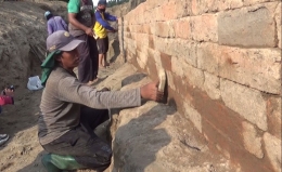 Tim BPCP Jatim membersihkan dinding talud (dokpri)