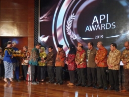 Wali Kota Langsa menerima penghargaan API Award 2019. (Foto: Istimewa).