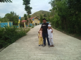 Foto: Muhammad Armin, Adlyn Nazurah, & Muhammad Aisar Rabbani di jalan beton Desa Adolang Dhua