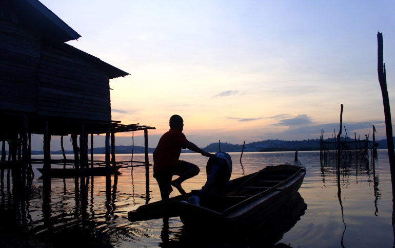 Nelayan Pulau Akar menyiapkan perahu dalam kondisi listrik belum menyala. Foto/Joko Sulistyo