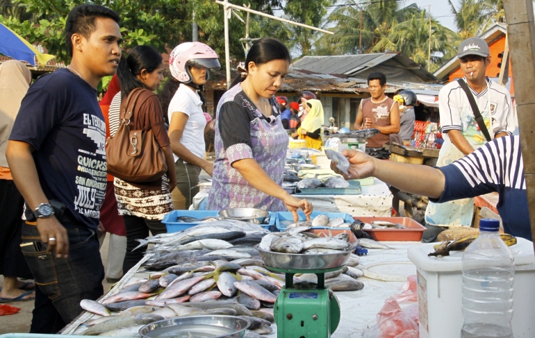 Suasana pasar ikan di Batubesar, Nongsa, Batam. Foto/Joko Sulistyo