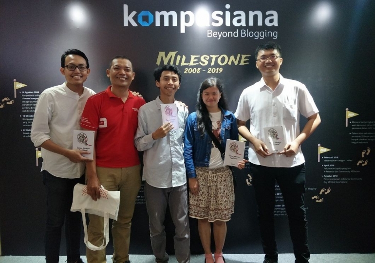 bersama admin KOMiK dan dua nomine, Yonatahan dan Adica W (keduanya di ujung)-dokpri