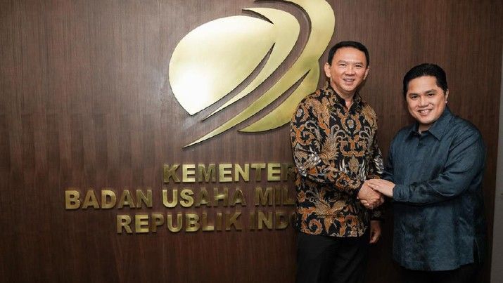 Komisaris Utama PT Pertamina, Basuki Tjahaja Purnama bersalaman dengan Menteri BUMN, Erick Thohir | Gambar: cnbcindonesia.com