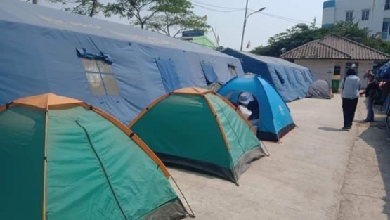 Ket foto ：saat mengunjungi camp pengungsi di Kali Deres dan juga perwakilan organisasi Helping Hands yang fokus mendampingi para pengungsi