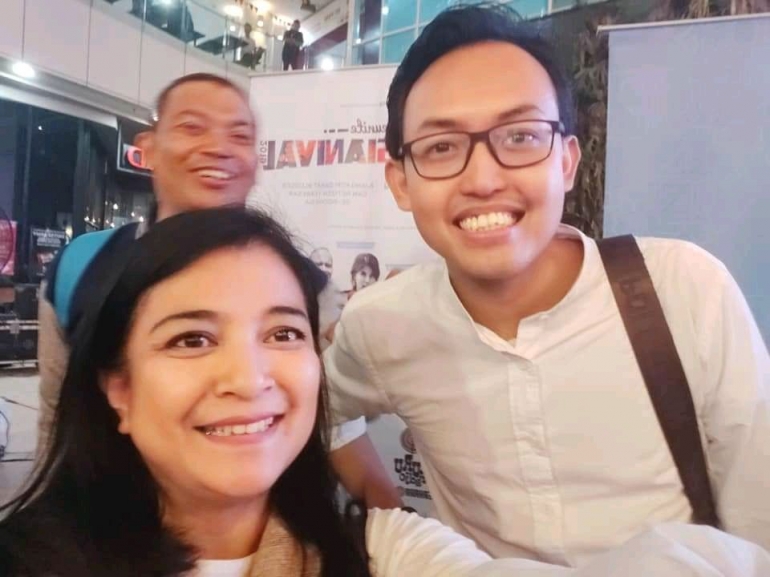 Foto bareng bu Leya dan Mas Agung Han. (Foto nyomot dari FB bu Leya)