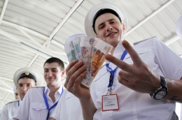 Pelaut dari Rusia menukar uang di Harbor Bay. Foto/Joko Sulistyo