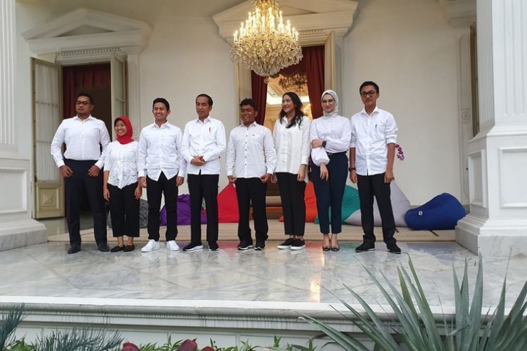 Presiden Jokowi bersama tujuh stafsus milenial (KOMPAS.com/Ihsanuddin)