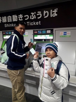 Asterix beli tiket Shinkansen di mesin tiket | dokpri