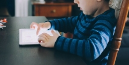 Anak-anak jaman sekarang lebih suka mengakses informasi melalu gadget mereka (pixabay)