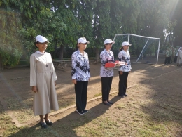 Para guru menjadi petugas upacara pada Peringatan HGN