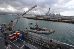 Awak KRI Diponegoro menurunkan perahu karet untuk proses perawatan kapal di Pangkalan Pearl Harbor, Hawaii. Foto/Joko Sulistyo