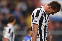 Mario Mandzukic menunjukkan ekspresi kecewa saat Juventus kalah dari tuan rumah Sampdoria pada laga lanjutan Liga Italia di Stadion Luigi Ferraris, Minggu (19/11/2017) (sumber gambar: AFP/Marco Bertorello via kompas.com)