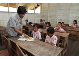 Potret guru yang mengajar di daerah 3T. (beritaborneo.com)