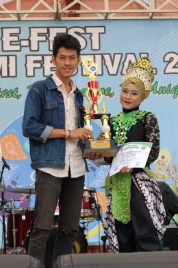 Penyerahan hadiah kepada pemenang lomba tari tradisional oleh ketua BEM FE Malik Hakim (DOKPRI)