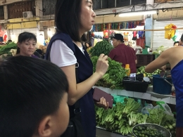 Pedagang fasih berbahasa mandarin kepada konsumen (wisatawan asing) (dokpri)