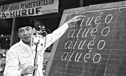 Ir. Soekarno, Bapak Proklamator RI, sangat peduli dengan dunia pengajaran. Foto: Berdikari Online
