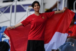 Miyabi melambaikan bendera merah-putih sebagai bentuk rasa bangganya atas kemenangan Timnas U-23 Indonesia melawan Thailand di Filipina | Gambar: KOMPAS.com