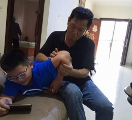 Shinshe Chai Aphin saat menangani pasien/Dok: FB Chai Aphin