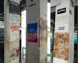 Keadaan pilar kantin DKV yang diramaikan poster-poster (Sumber: Dokumen Pribadi)
