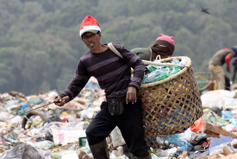 Pemulung memilah sampah yang masih bernilai jual di TPA Telagapunggur, Batam. Foto/Joko Sulistyo