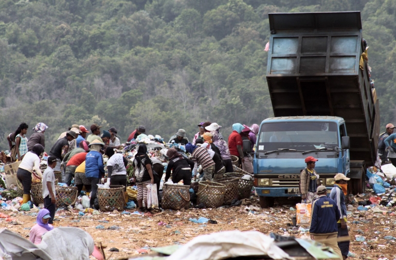 Sejumlah pemulung menyerbu truk yang menurunkan sampah di TPA Telagapunggur, Batam. Foto/Joko Sulistyo