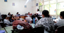 Maria Goreti berdialog dengan para guru SD Bruder Nusa Indah di Jalan Jend Ahmad Yani Pontianak