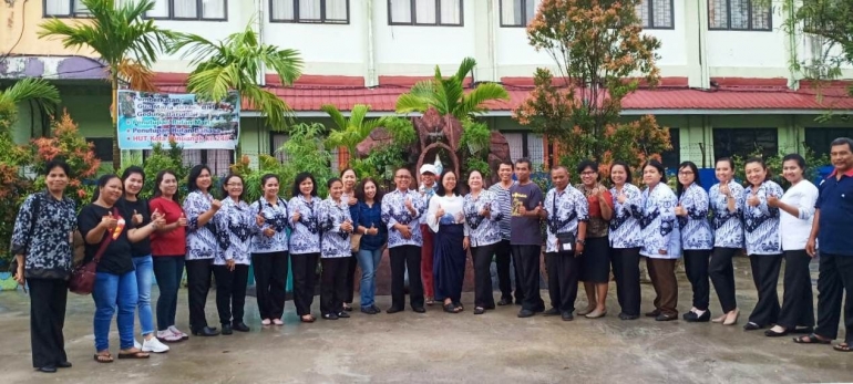 Senator Maria Goreti berfoto bersama para guru SD Bruder Nusa Indah di Jalan Jend Ahmad Yani Pontianak