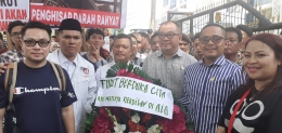 Para Korban Karyawan AIA Berpose Bersama Dengan Para Anggota DPRD Sumut Di Gedung DPRD Sumut Jalan Imam Binjol Medan