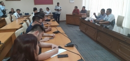 Beberapa Karyawan Korban Ketidakadilan Dari Perusahaan AIA Tampak Berdiskusi Dengan Baik Kepada Anggota DPRD Sumut Didalam Gedung DPRD Sumut
