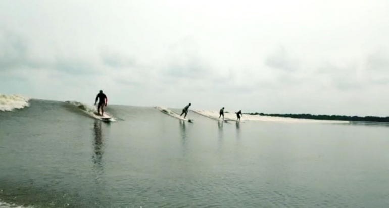 Pemain Surfing mancanegara mencoba menaklukkan keganasan ombak BONO dokpri