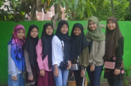 Tujuh orang siswi MTsN 3 HSS yang akan ikut kegiatan Gelar Budaya Saraba Kawa ke - 2 di Tanjung. (foto : akhmad husaini)