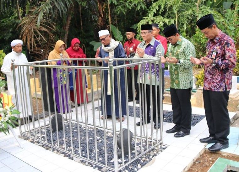 Jajaran Pemerintah Kabupaten Hulu Sungai Selatan, dipimpin Bupati H Achmad Fikry, saat ziarah di sebuah makam Pendiri Kabupaten HSS. (foto: kominfo hss)