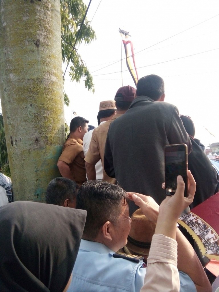Jamaah berjubel di atas pagar Lapangan Merdeka Sungai Penuh. Dokomentasi pribadi.