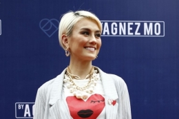 Penyanyi Agnez Mo berpose seusai konferensi pers di Lucy in the Sky, SCBD, Jakarta, Kamis (26/10/2017). Agnez Mo bersama rekannya Bastian Purrer, bekerjasama membangun aplikasi fashion, LYKE.(KOMPAS.com / RODERICK ADRIAN MOZES)