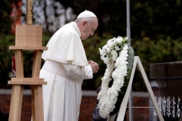 Paus Fransiskus berdoa di Atomic Bomb Hypocenter Park di Nagasaki, Jepang. (AP/asia.nikkei.com)