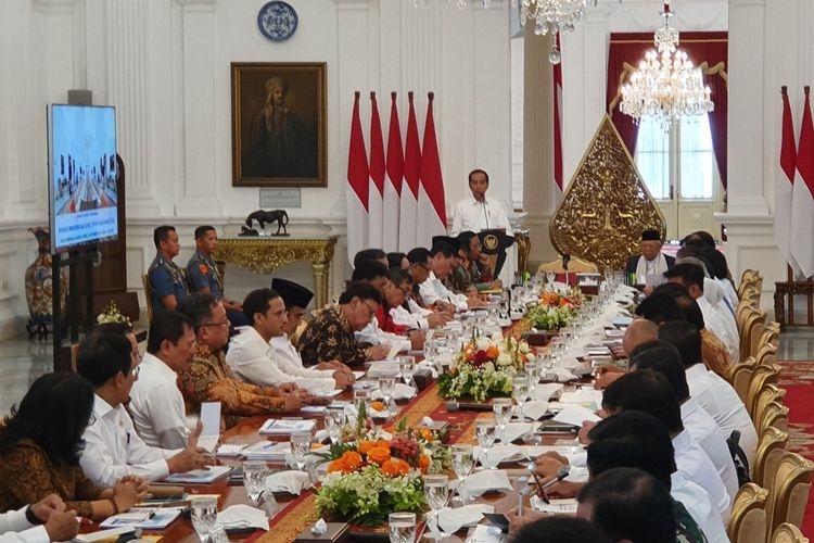 Ilustrasi: Presiden Jokowi saat membuka rapat kabinet paripurna di Istana Merdeka, Jakarta, Kamis (24/10/2019). Ini adalah rapat pertama yang digelar di era Jokowi-Maruf.| Sumber: Kompas.com/Ihsanuddin