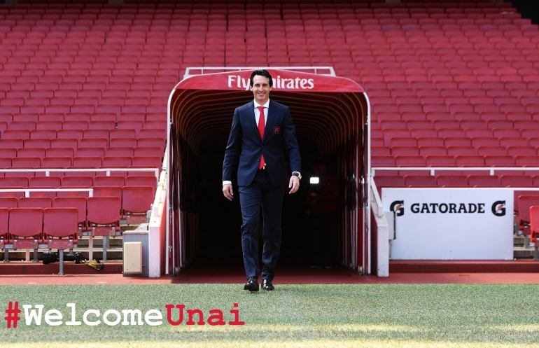 Unai Emery ketika baru mendapat kontrak dari Arsenal dan melihat-lihat stadion. (Foto: @Arsenal)