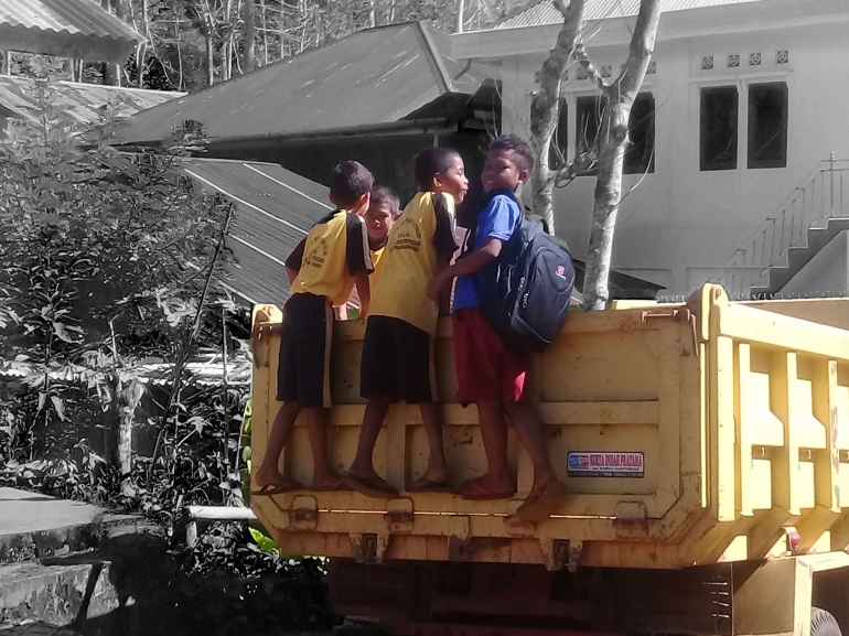 Rio, Marselo, Martin dan Vian menaiki truk sesaat pulang sekolah| Dokpri